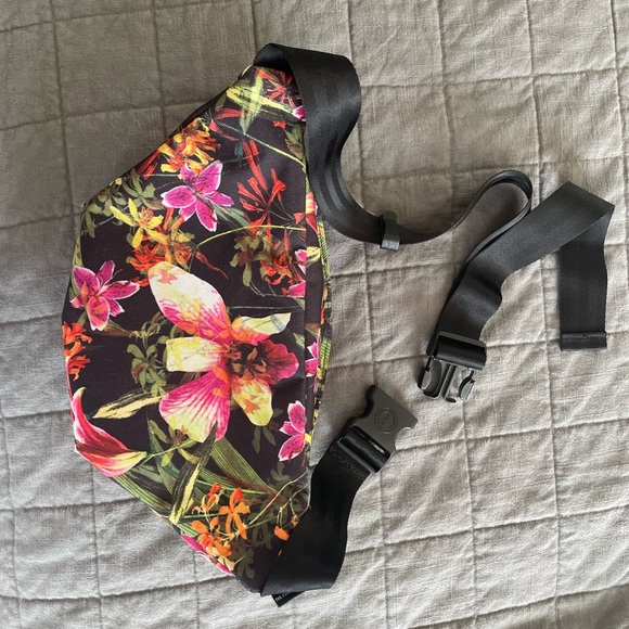 Black Tropical Floral Herschel Fanny Pack - Picture 6 of 7